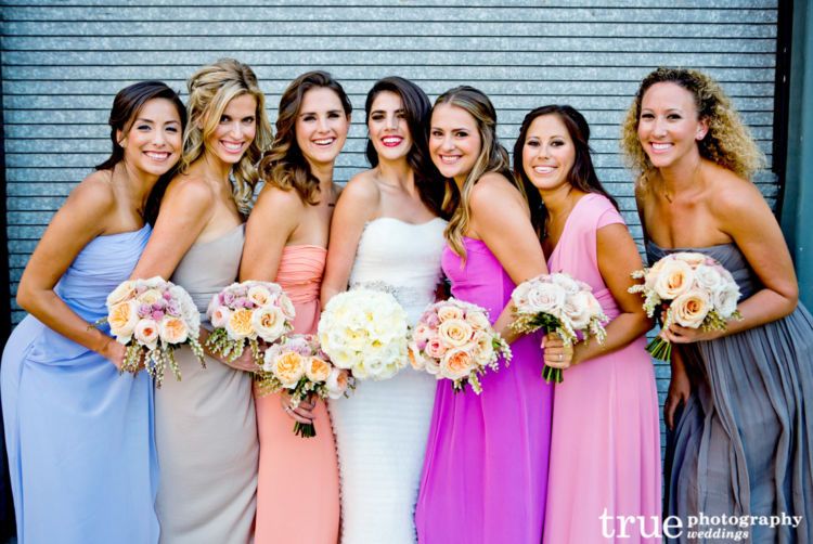 14 Inspirasi Gaun Bridesmaid Aneka Warna. Kata Siapa Seragam Harus Serba Sama?