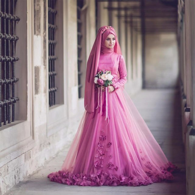 Kamu Berhijab dan Mau Menikah A La Internasional? Intip 14 Gaun Pengantin dari Pernikahan Adik Oki Setiana Dewi yang Mewah, Tapi Tetap Syar'i