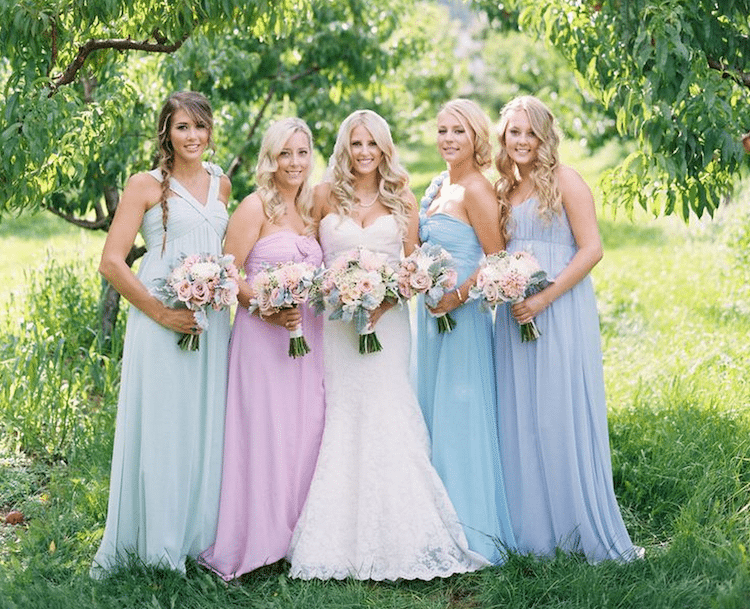 14 Inspirasi Gaun Bridesmaid Aneka Warna. Kata Siapa Seragam Harus Serba Sama?