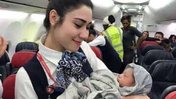 Mengharukan, Wanita Ini Melahirkan di Dalam Pesawat. Bayi Mungil pun Lahir dengan Selamat!