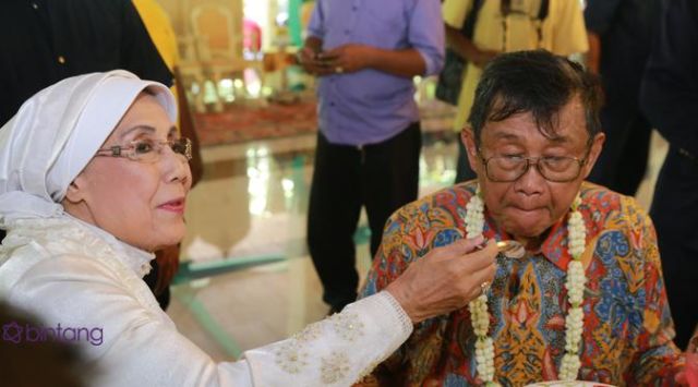 Meski Sudah Lanjut Usia, 11 Potret Pernikahan Nani Wijaya Ini Tujuannya Utamanya Adalah Ibadah