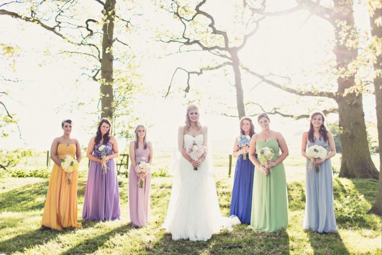 14 Inspirasi Gaun Bridesmaid Aneka Warna. Kata Siapa Seragam Harus Serba Sama?
