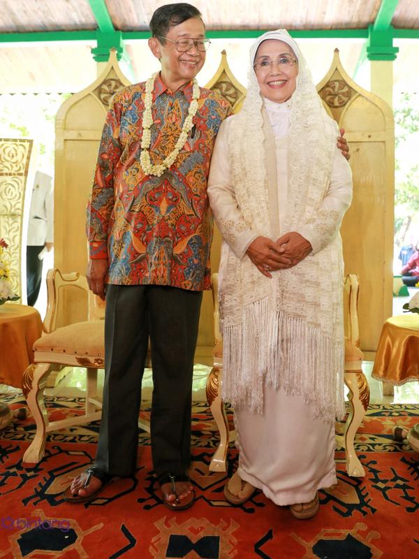 Meski Sudah Lanjut Usia, 11 Potret Pernikahan Nani Wijaya Ini Tujuannya Utamanya Adalah Ibadah