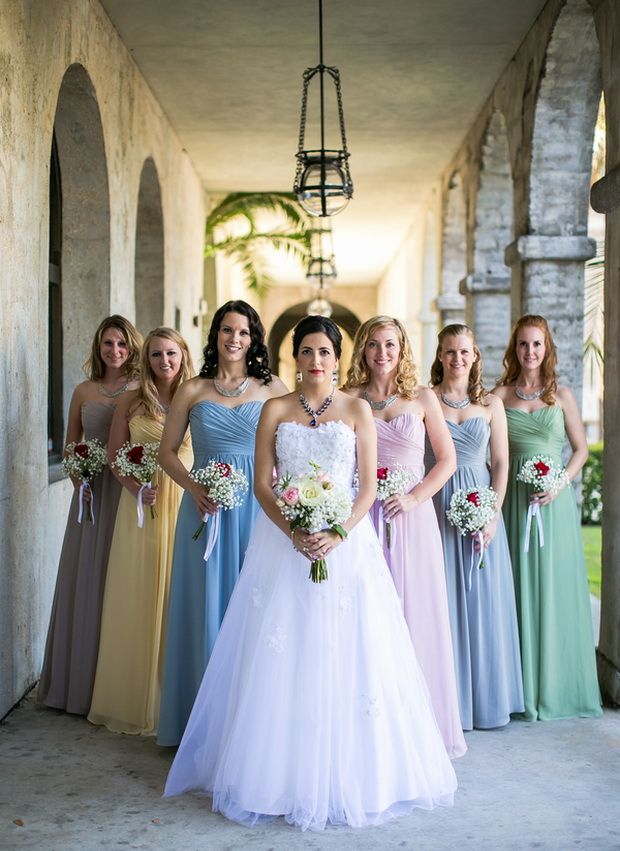 14 Inspirasi Gaun Bridesmaid Aneka Warna. Kata Siapa Seragam Harus Serba Sama?