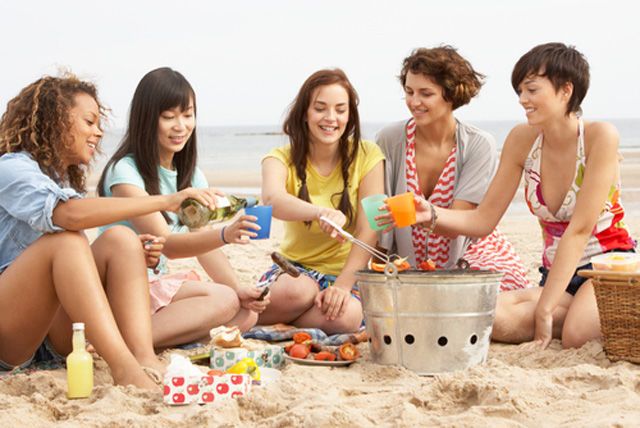 Hangout bareng teman by fimela