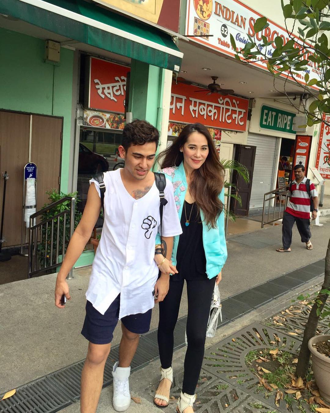 Foto Mesra Ibu-Anak Ini Sering Dikira Pasangan Muda-mudi. Orang Pacaran Mah Kalah Romantis!