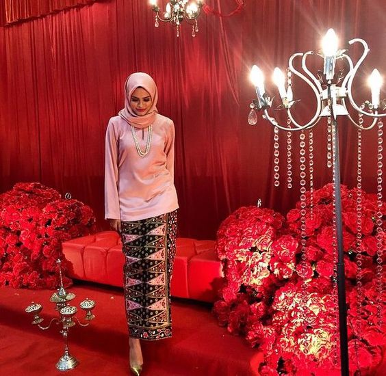 14 Padu Padan Atasan Polos dan Kain untuk Kondangan. Kata Siapa Harus Selalu Kebaya-an?