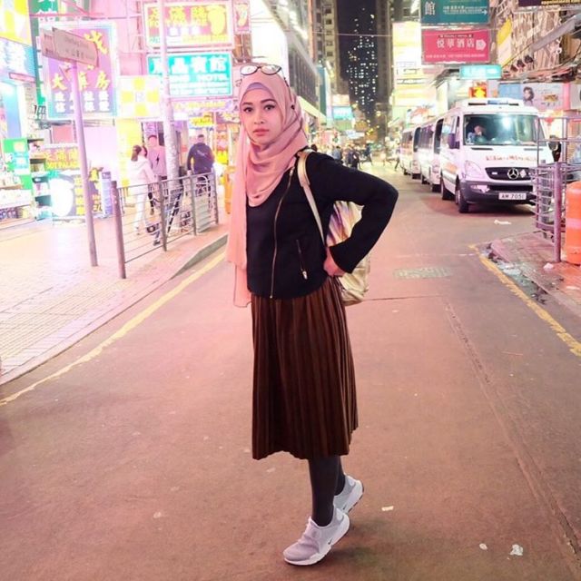 Tampil Kekinian dengan Midi Skirt Untukmu yang Berhijab. Yuk, Intip 11 Padu Padannya Berikut Ini