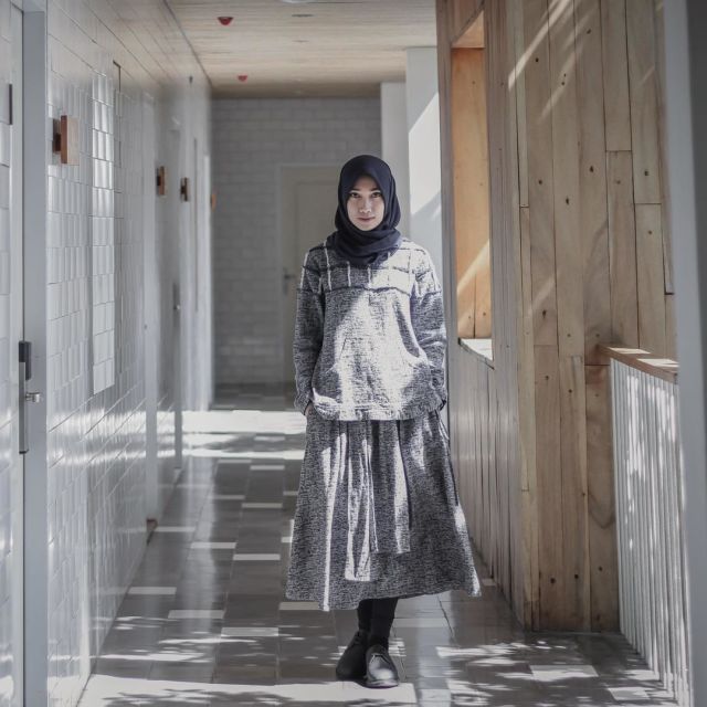 Tampil Kekinian dengan Midi Skirt Untukmu yang Berhijab. Yuk, Intip 11 Padu Padannya Berikut Ini
