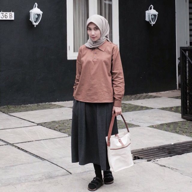 Tampil Kekinian dengan Midi Skirt Untukmu yang Berhijab. Yuk, Intip 11 Padu Padannya Berikut Ini