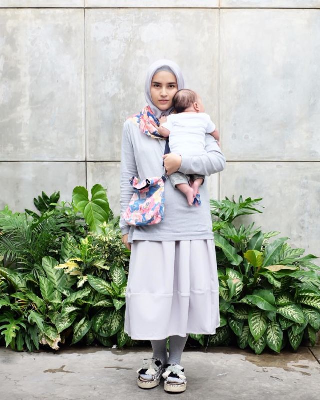 Tampil Kekinian dengan Midi Skirt Untukmu yang Berhijab. Yuk, Intip 11 Padu Padannya Berikut Ini