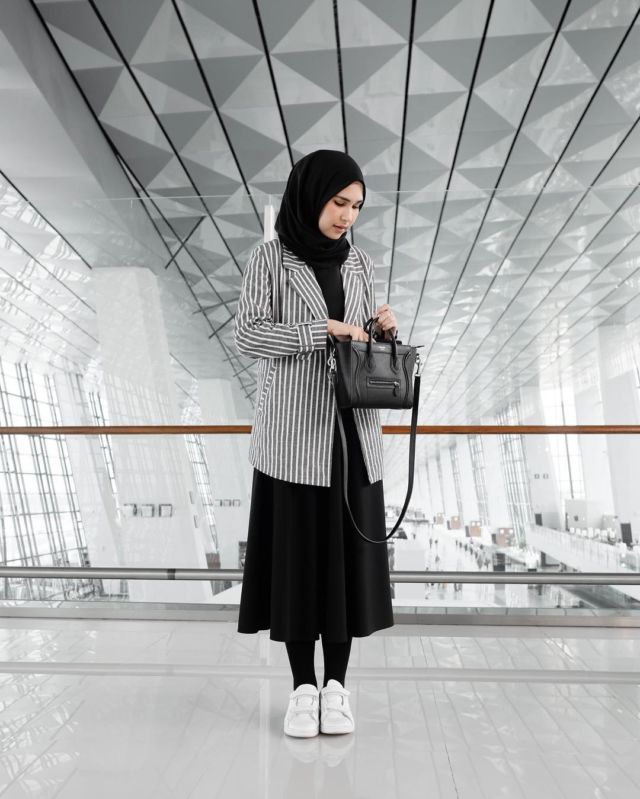 Tampil Kekinian dengan Midi Skirt Untukmu yang Berhijab. Yuk, Intip 11 Padu Padannya Berikut Ini