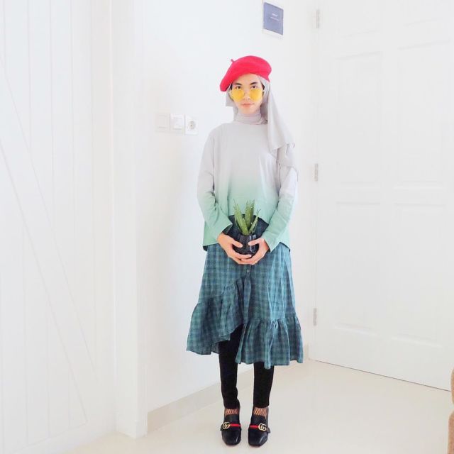 Tampil Kekinian dengan Midi Skirt Untukmu yang Berhijab. Yuk, Intip 11 Padu Padannya Berikut Ini