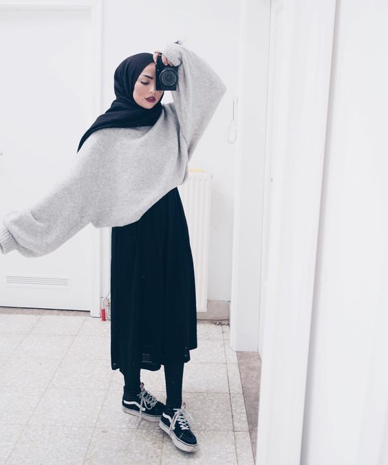 Tampil Kekinian dengan Midi Skirt Untukmu yang Berhijab. Yuk, Intip 11 Padu Padannya Berikut Ini
