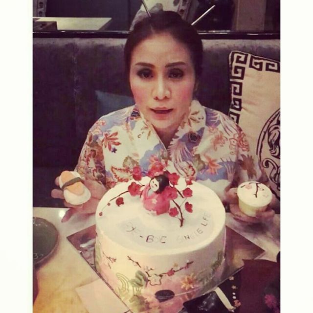 Momo Geisha Sebentar Lagi Melepas Masa Lajangnya, Nih Serunya Perayaan Ala Jepang dari Sahabatnya