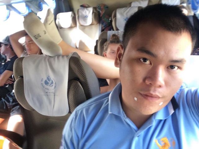 Turis Ini Menaruh Kakinya yang Bau Tepat Di Samping Kepala Penumpang Lain. Norak Banget Nggak Sih?