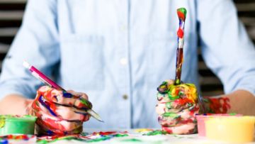 Kamu Gampang Stres? Cobain Deh Terapi Sederhana dengan Corat-coret dan Mewarnai Ini!