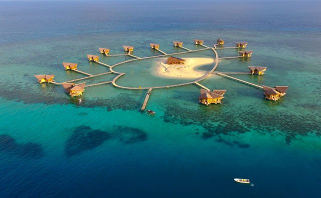11 Penginapan Terapung yang Bikin Kamu Nggak Mau Pulang, Serasa Tidur di Atas dan Dikelilingi Laut