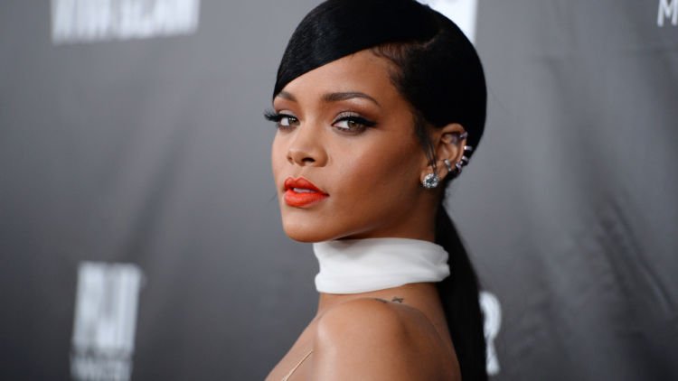 6 Inspirasi dari Penyanyi Nyentrik, Rihanna, Buat Kamu Si Hitam Manis Biar Kulitmu Terlihat Makin Eksotik #MusimMusikdanFilm