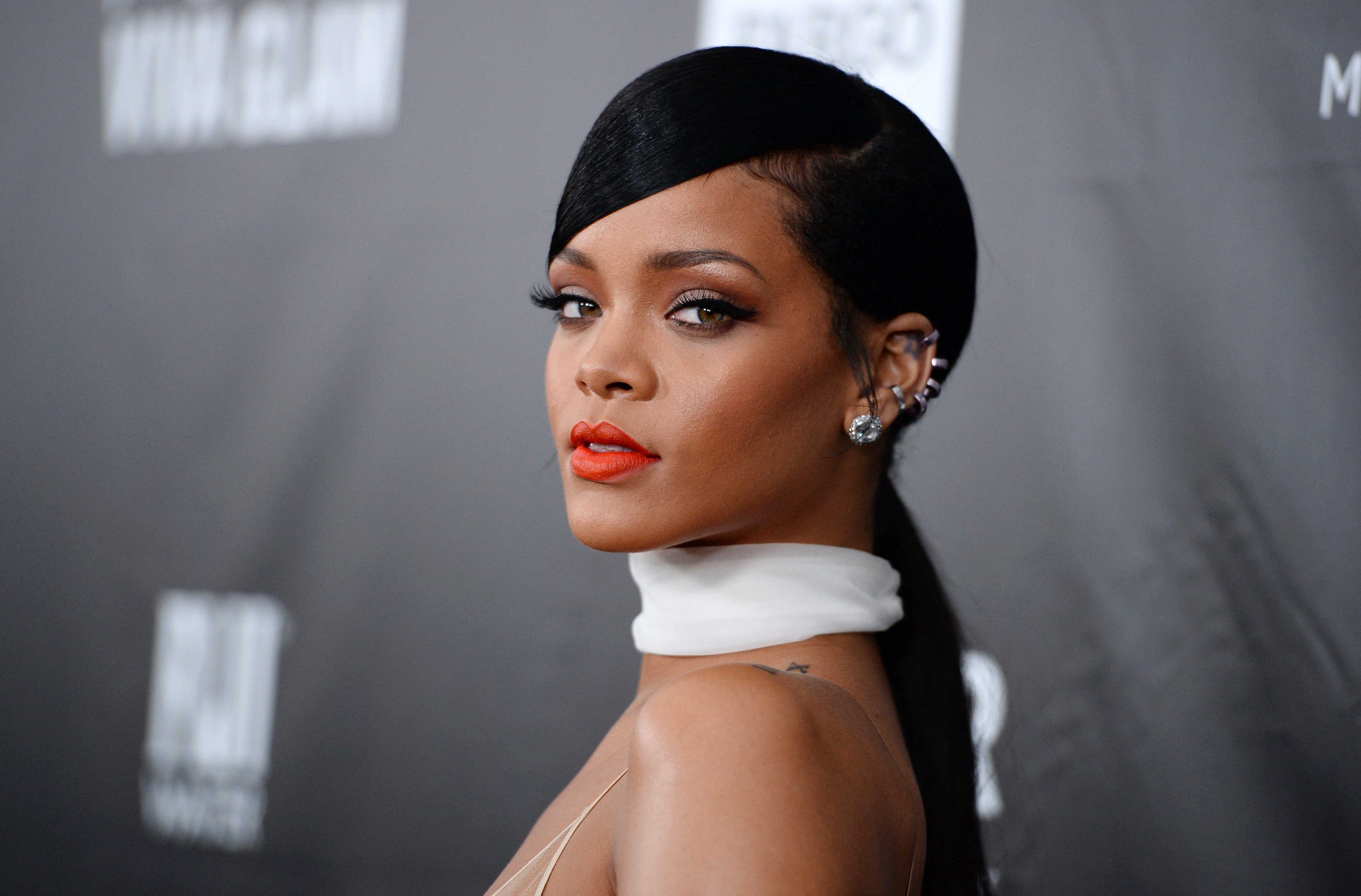 6 Inspirasi dari Penyanyi Nyentrik, Rihanna, Buat Kamu Si Hitam Manis Biar Kulitmu Terlihat Makin Eksotik #MusimMusikdanFilm