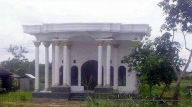 ‘Rumah Abu Nawas’ di Kalimantan Ini Pasti Bikin Kamu Ketawa. Depannya Mewah, Tapi Kok Belakangnya…