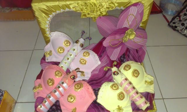 10 Seserahan Ini Bakal Mengecohmu Saking Lucunya, Padahal Isinya Pakaian Dalam Wanita