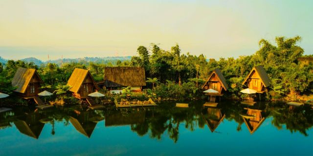 11 Penginapan Terapung yang Bikin Kamu Nggak Mau Pulang, Serasa Tidur di Atas dan Dikelilingi Laut