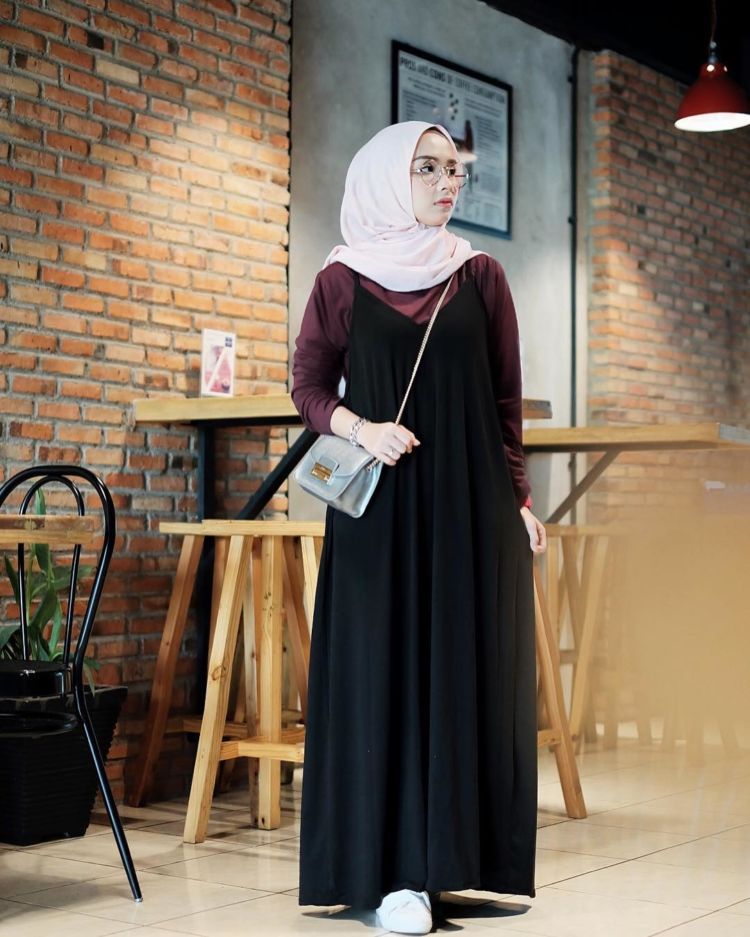 Spaghetti Strap Dress yang Lagi Kekinian, Simak 13 Inspirasinya. Sst, Berhijab Juga Bisa Pakai, Lho!