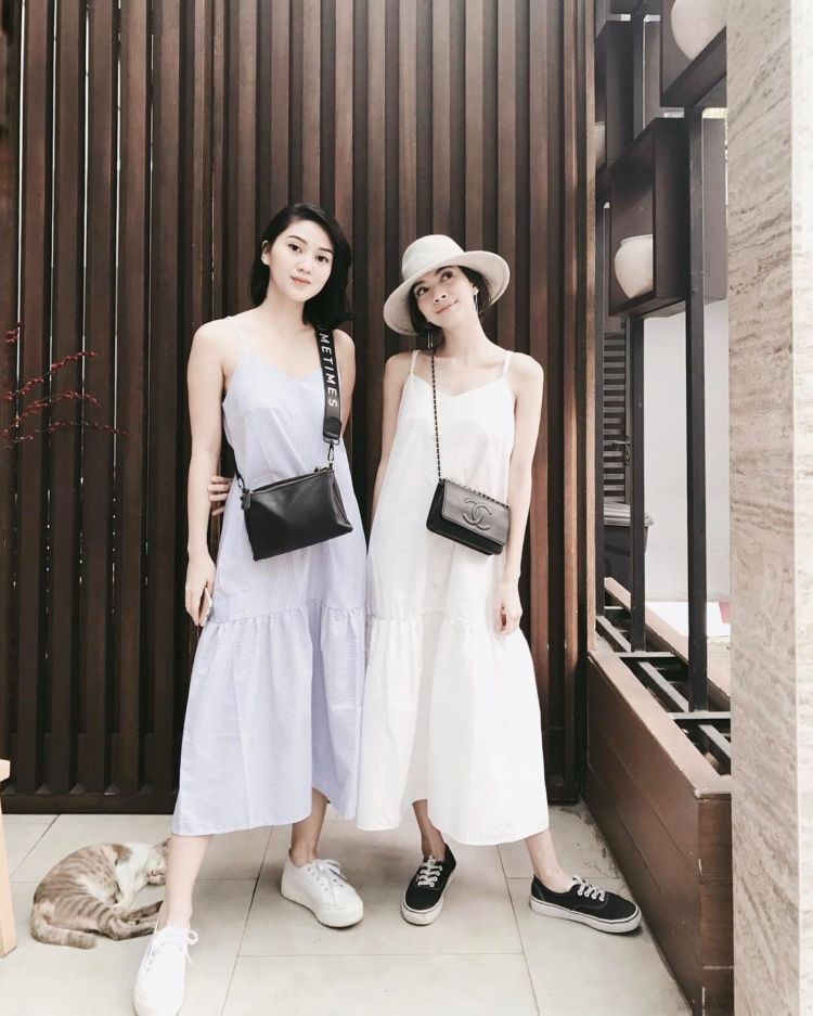 Spaghetti Strap Dress yang Lagi Kekinian, Simak 13 Inspirasinya. Sst, Berhijab Juga Bisa Pakai, Lho!