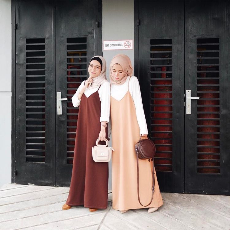 Spaghetti Strap Dress yang Lagi Kekinian, Simak 13 Inspirasinya. Sst, Berhijab Juga Bisa Pakai, Lho!