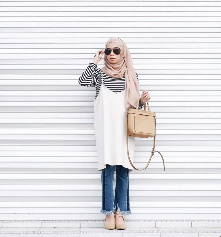 Spaghetti Strap Dress yang Lagi Kekinian, Simak 13 Inspirasinya. Sst, Berhijab Juga Bisa Pakai, Lho!