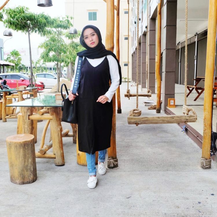 Spaghetti Strap Dress yang Lagi Kekinian, Simak 13 Inspirasinya. Sst, Berhijab Juga Bisa Pakai, Lho!