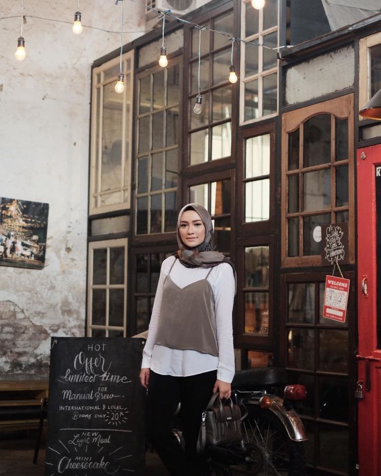 Spaghetti Strap Dress yang Lagi Kekinian, Simak 13 Inspirasinya. Sst, Berhijab Juga Bisa Pakai, Lho!