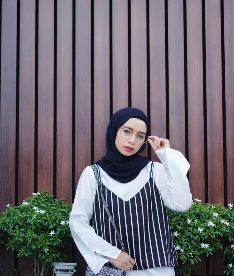 Spaghetti Strap Dress yang Lagi Kekinian, Simak 13 Inspirasinya. Sst, Berhijab Juga Bisa Pakai, Lho!