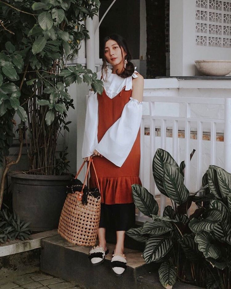 Spaghetti Strap Dress yang Lagi Kekinian, Simak 13 Inspirasinya. Sst, Berhijab Juga Bisa Pakai, Lho!