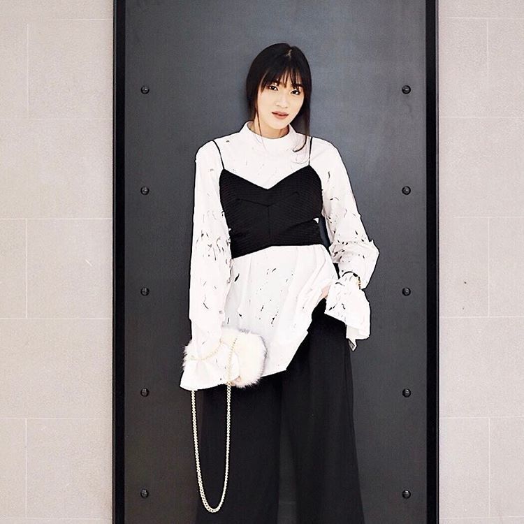 Spaghetti Strap Dress yang Lagi Kekinian, Simak 13 Inspirasinya. Sst, Berhijab Juga Bisa Pakai, Lho!