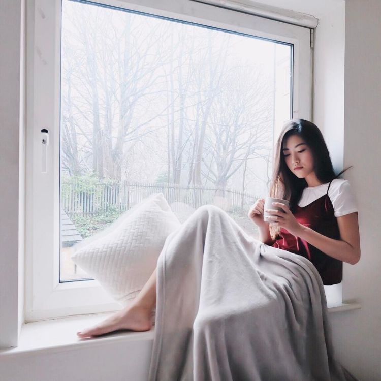 Spaghetti Strap Dress yang Lagi Kekinian, Simak 13 Inspirasinya. Sst, Berhijab Juga Bisa Pakai, Lho!