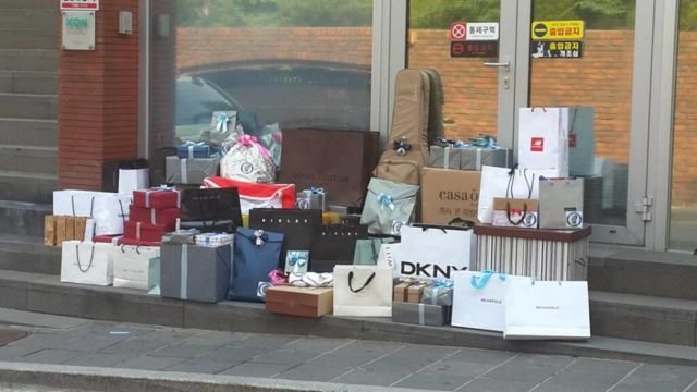 Nggak Cuma Datang Konser atau Beli Album, Fans K-Pop Rela Beli Hadiah yang Mahalnya Nggak Kira-kira