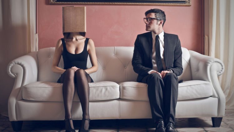 Bingung Menghadapi Pacar Introvert? Kamu yang Ekstrovert Perlu Paham Hal-Hal Ini