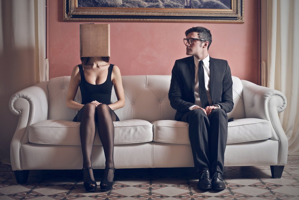 Bingung Menghadapi Pacar Introvert? Kamu yang Ekstrovert Perlu Paham Hal-Hal Ini