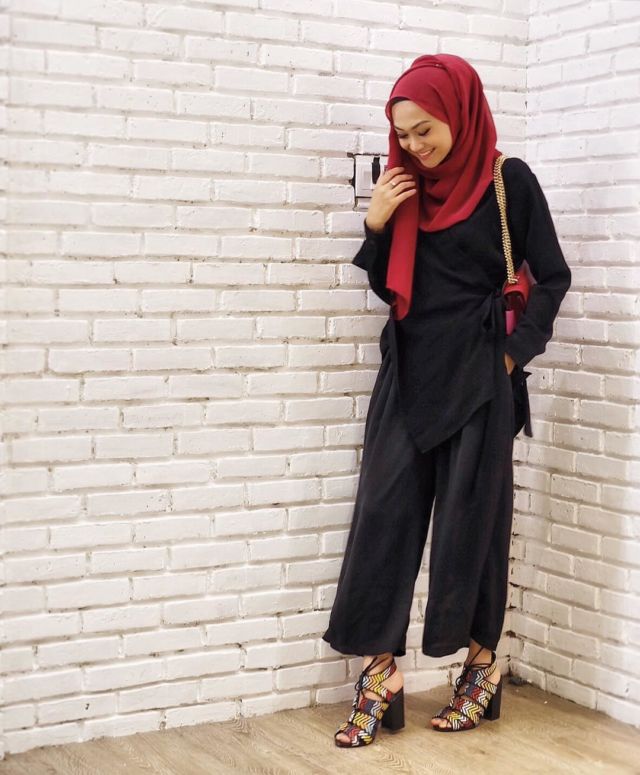 15 Inspirasi Baju Warna Gelap Buat Cewek Kurus - yang Nggak Bikin Badan Terlihat Makin 'Lurus'