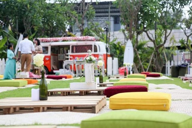 Nggak Perlu Capek Berdiri, Konsep Lesehan Wedding Ini Tawarkan Kenyamanan Tersendiri