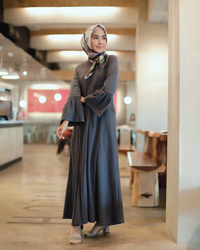 15 Inspirasi Baju Warna Gelap Buat Cewek Kurus - yang Nggak Bikin Badan Terlihat Makin 'Lurus'