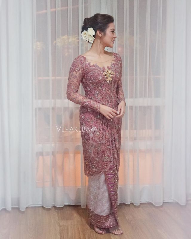 9 Parade Foto Raisa  Pakai Kebaya  yang Bikin Babang Hamish 