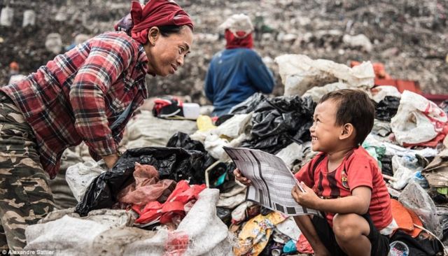 Foto Anak-anak dari Bantar Gebang yang Cukup Memilukan. Miris, Mereka Tumbuh di Atas Tumpukan Sampah!