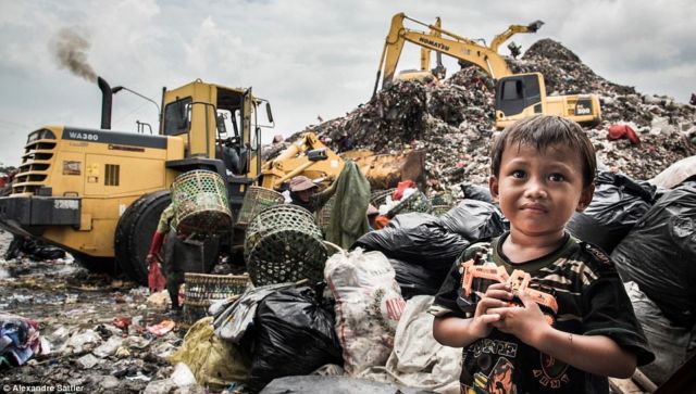 Foto Anak-anak dari Bantar Gebang yang Cukup Memilukan. Miris, Mereka Tumbuh di Atas Tumpukan Sampah!