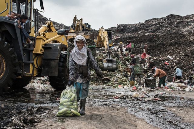 Foto Anak-anak dari Bantar Gebang yang Cukup Memilukan. Miris, Mereka Tumbuh di Atas Tumpukan Sampah!