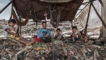 Foto Anak-anak dari Bantar Gebang yang Cukup Memilukan. Miris, Mereka Tumbuh di Atas Tumpukan Sampah!