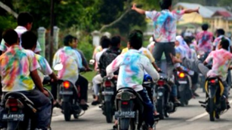 Dear Adik-Adik SMA Ku Tersayang, Tahukah Kalian Aksi Coret-Coret Kemarin Telah Mencoret Nama Baik Bangsa ini Dan Masa Depan Kalian Sendiri?