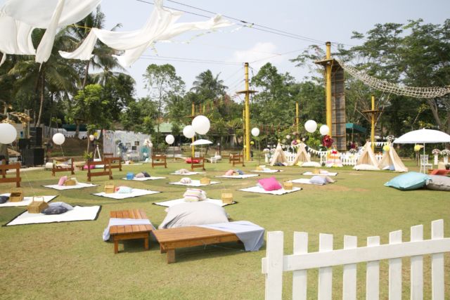Nggak Perlu Capek Berdiri, Konsep Lesehan Wedding Ini Tawarkan Kenyamanan Tersendiri